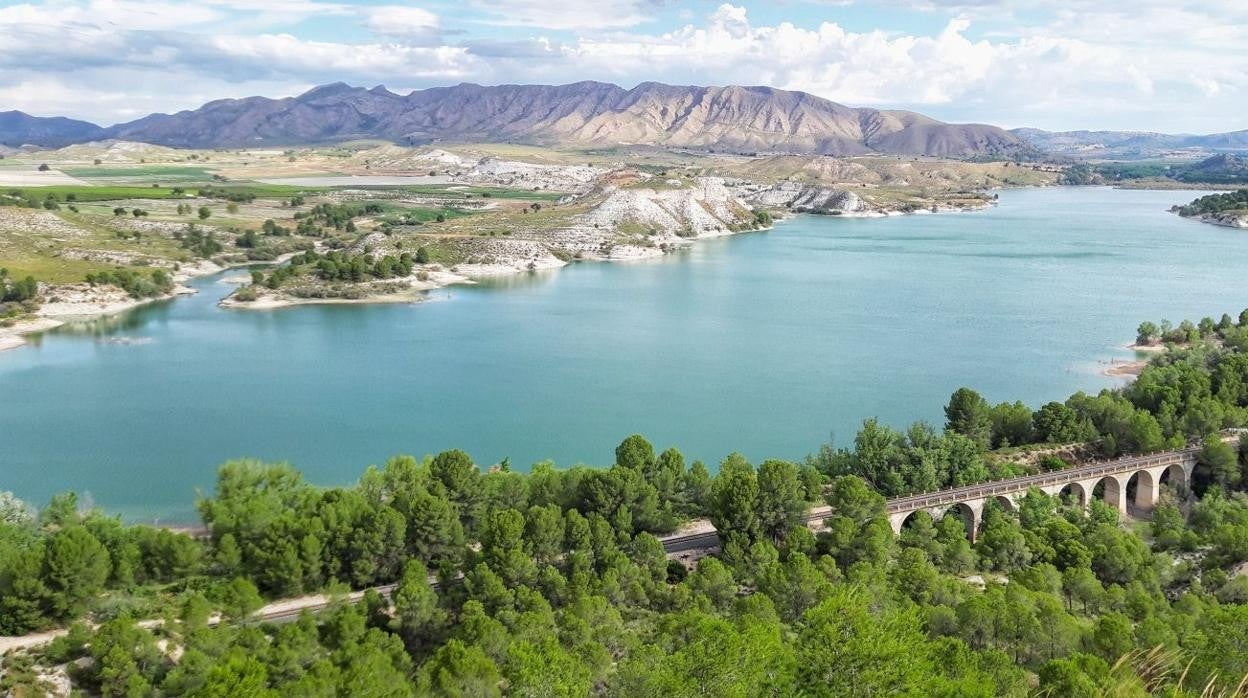 Embalse del Camarillas, con la vía ferrea sobre el puente en la zona inferior de la imagen