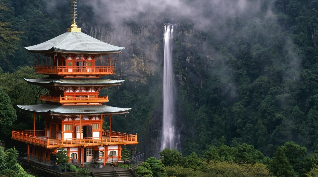 Templo budista Seiganto-ji, con la cascada de Nachi al fondo