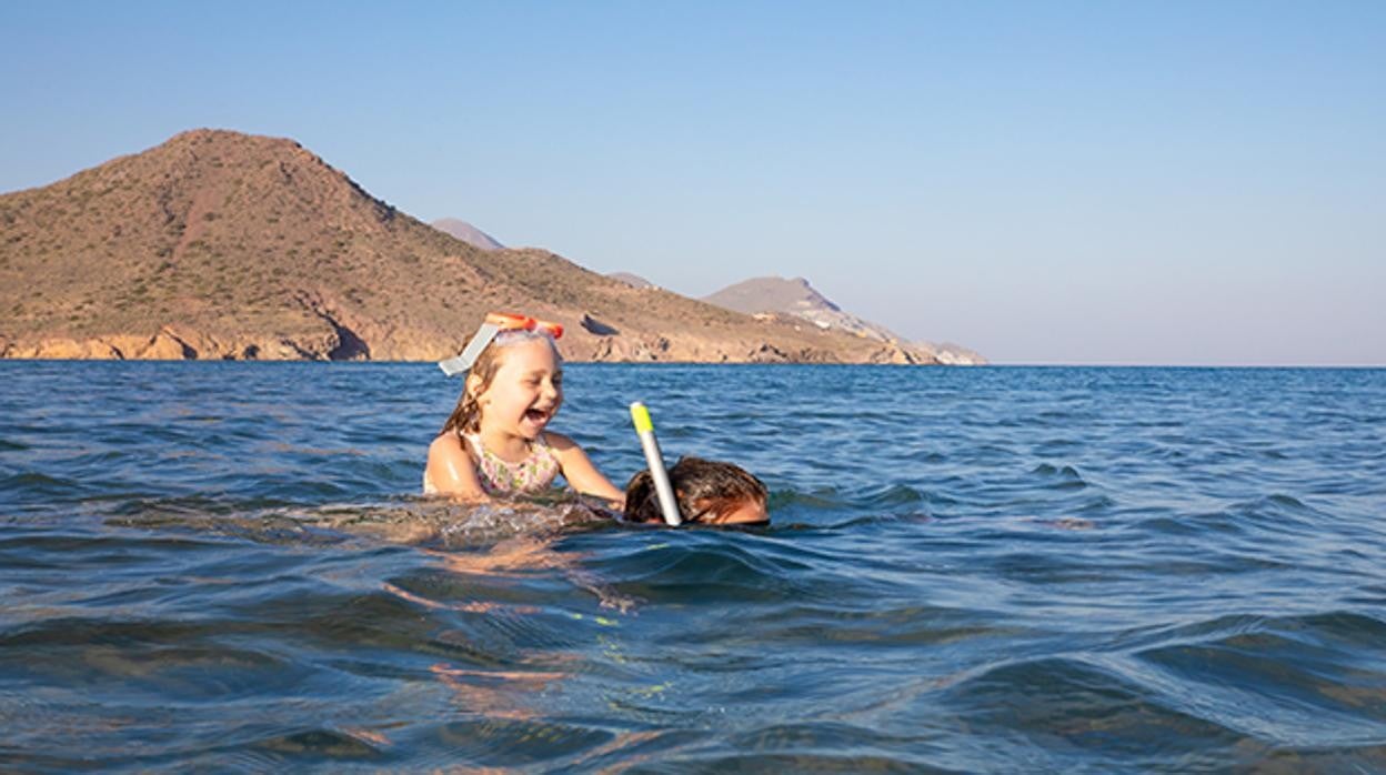 Practicando esnórquel en la Playa de los Genoveses del litoral almeriense