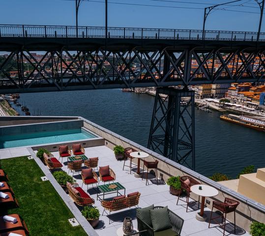 Piscina y una de las terrazas del nuevo hotel Vincci Ponte de Ferro, en Oporto.