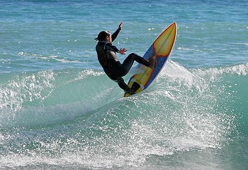 Surfista en las playas de Mojácar