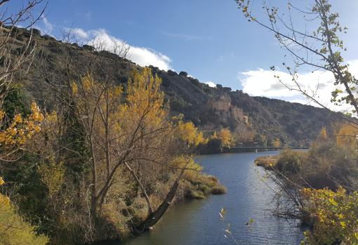 El Duero en otoño, y al fondo, San Saturio