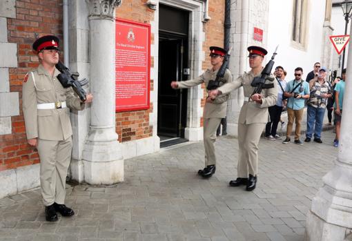 Cambio de guardia en la residencia del Gobernador