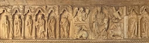 El Pantocrátor de la iglesia de Santiago, un maravilloso friso escultórico y un hito del Camino de Santiago