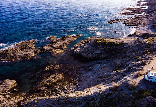 Una autocaravana en el litoral de la Costa Almeriense