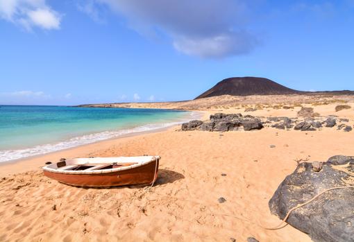 En La graciosa no hay asfalto, solo fina arena por la que pasear descalzo