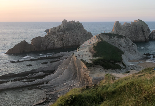 La playa de la Arnía ofrece uno de los mejores atardeceres del país