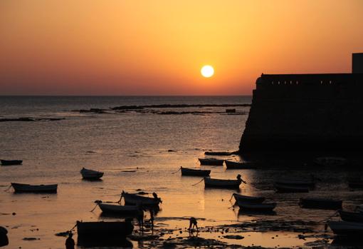 Atardecer en la playa de la Caleta en Cádiz