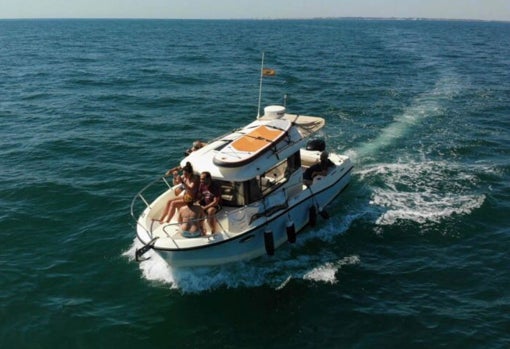 Barco privado navegando por Cádiz