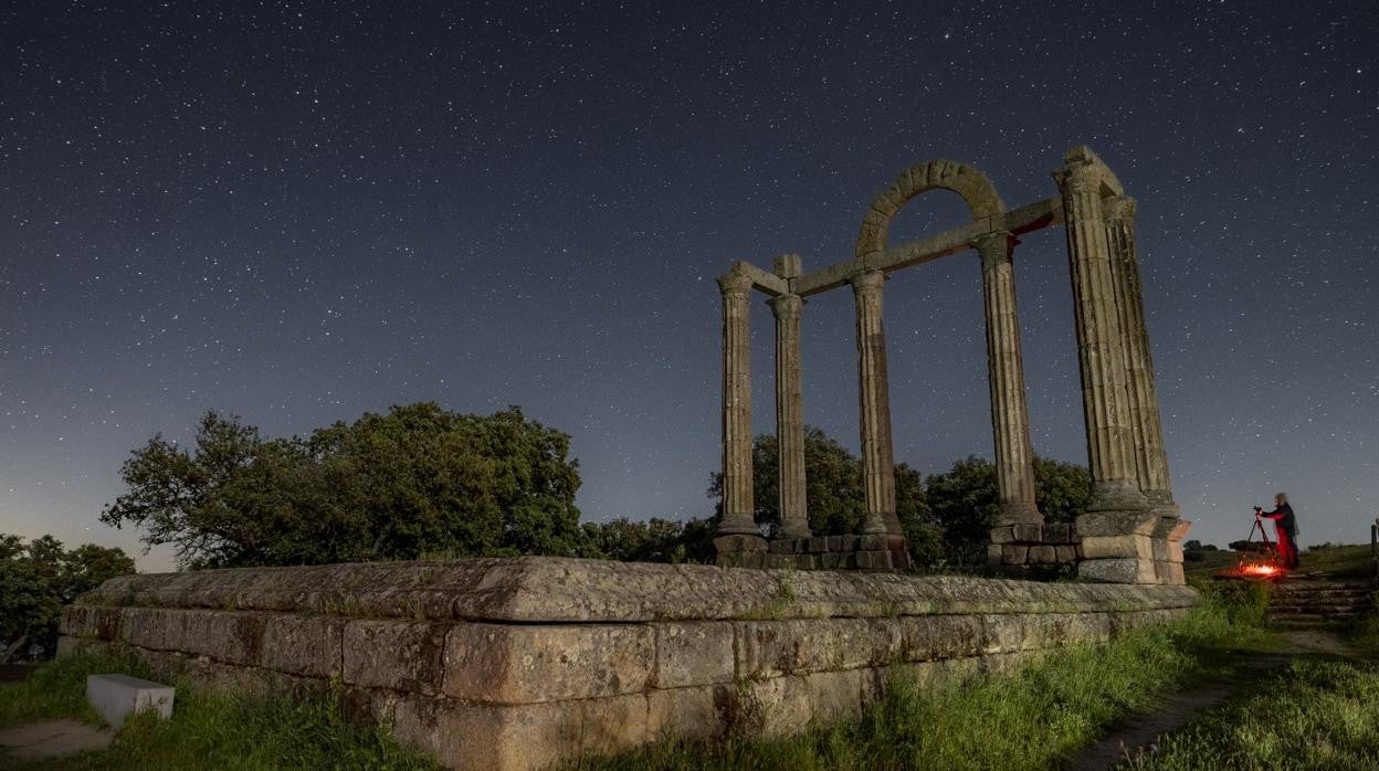 Noche cerrada en la columnata de «los Mármoles» (s. II d.C.), en Bohonal de Ibor (Cáceres)