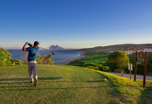 Un golfista ante las impresionantes vistas que ofrece el Alcaidesa Golf Resort