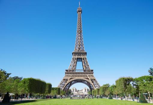 Vista de la Torre Eiffel desde jardin de los campos de Marte