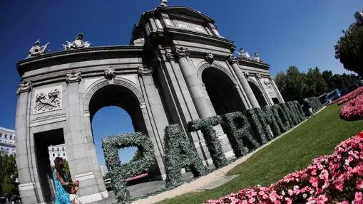El Ayuntamiento de Madrid instaló a principios de agosto en la Puerta de Alcalá unas letras de 35 metros de longitud, recubiertas de hojas, con el mensaje 'Patrimonio Mundial' para homenajear la reciente declaración como Patrimonio Mundial por la Unesco del conjunto Paisaje de la Luz, integrado por el paseo del Prado y El Buen Retiro