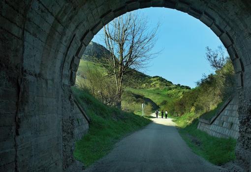 La ruta atraviesa 30 túneles que dan la sensación de estar en el interior de la montaña