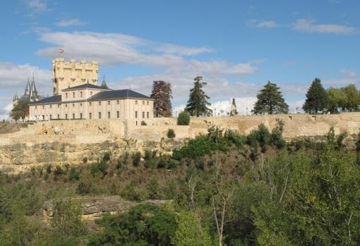 La muralla desde la Senda de los Suspiros, que nace junto al alcázar