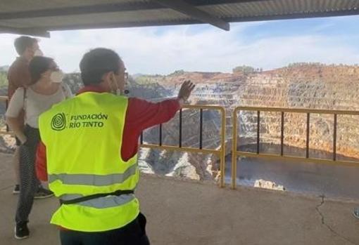 Turistas en una visita a la Corta Atalaya de Riotinto