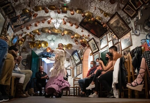 Imagen de un espectáculo flamenco en el Sacromonte