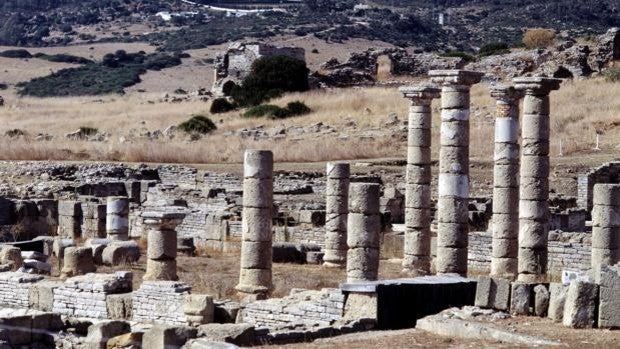 La ruinas romanas de la playa de Bolonia en las que se ha fijado 'The Crown'