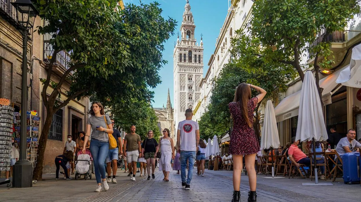 Turistas por el entorno de la Catedral de Sevilla, el pasado puente del Pilar