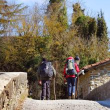 Peregrinos en el puente de Zubiri