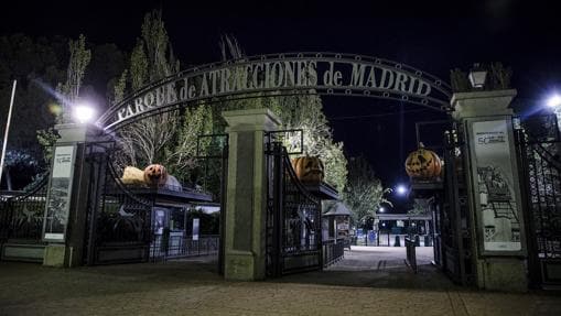 Entrada del Parque de Atracciones de Madrid decorada