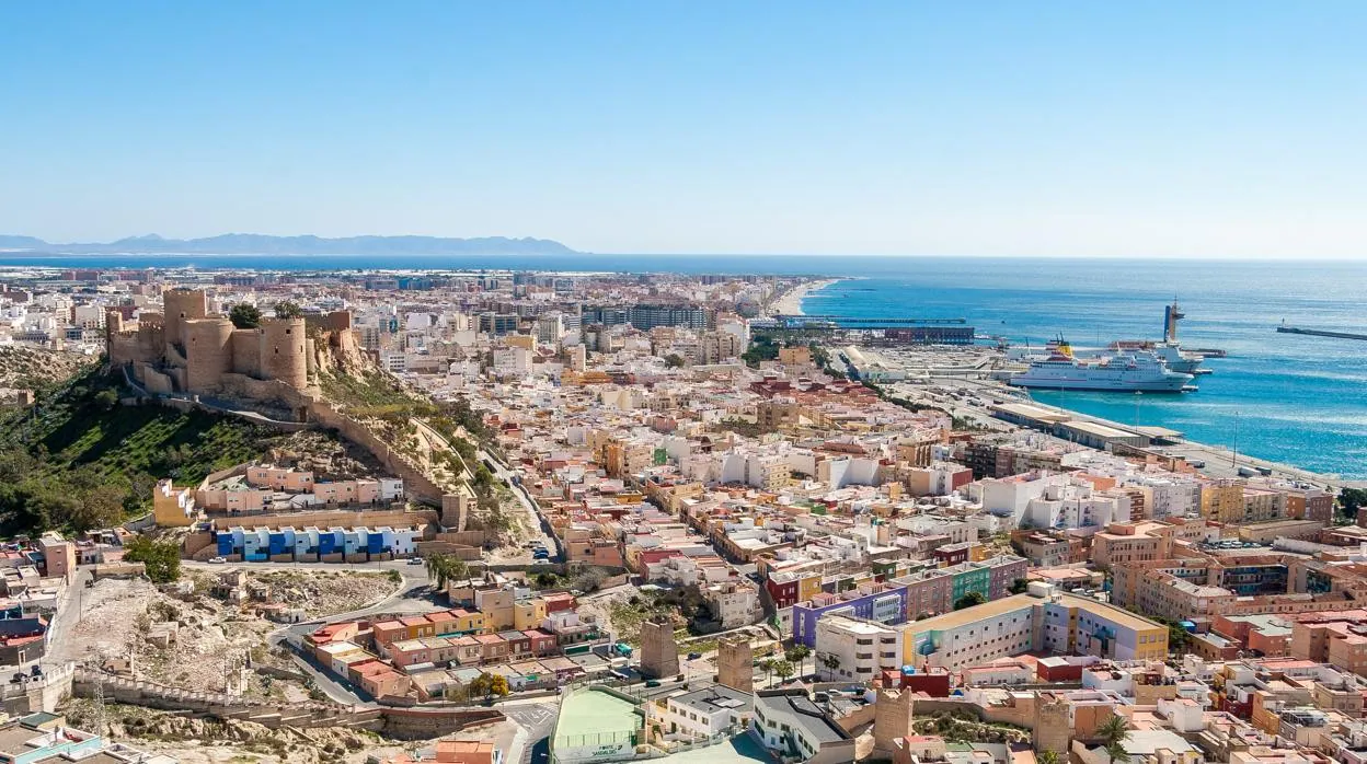 Ciudad de Almería, presidida por la Alcazaba, con vistas al puerto y al Cabo de Gata.