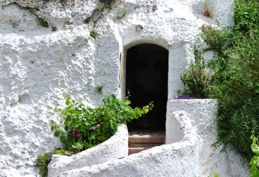 Entrada de una de las cuevas del museo