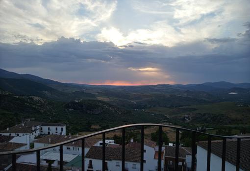 Precioso atardecer desde uno de los muchos miradores que tiene Zahara de la Sierra