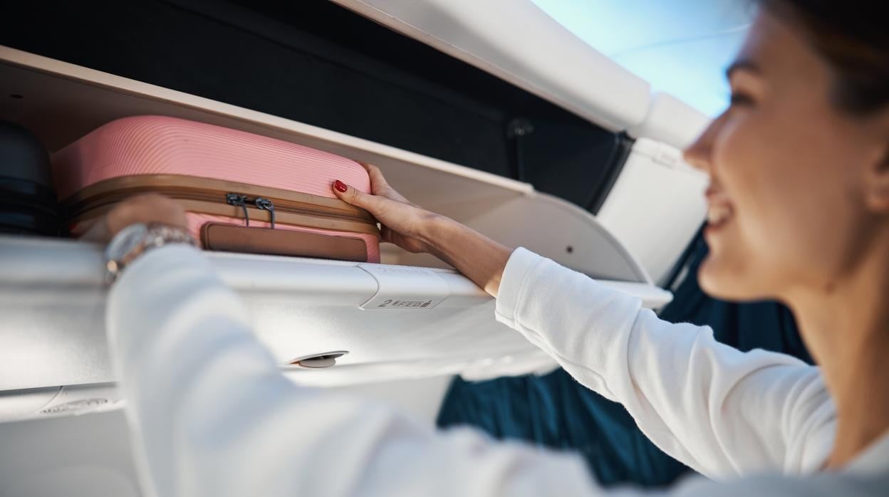 Vueling cambia su política equipaje cobrará por subir una maleta de mano a la cabina