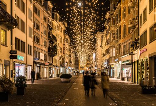 Iluminación de Navidad clásica en Rennweg, una zona peatonal en el centro de Zúrich