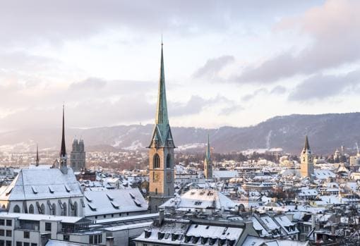 Los tejados nevados de Zúrich, una estampa bucólica del invierno