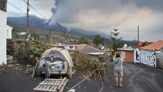 Así es un día de turismo para ver el volcán en La Palma, una isla con un sentimiento gris