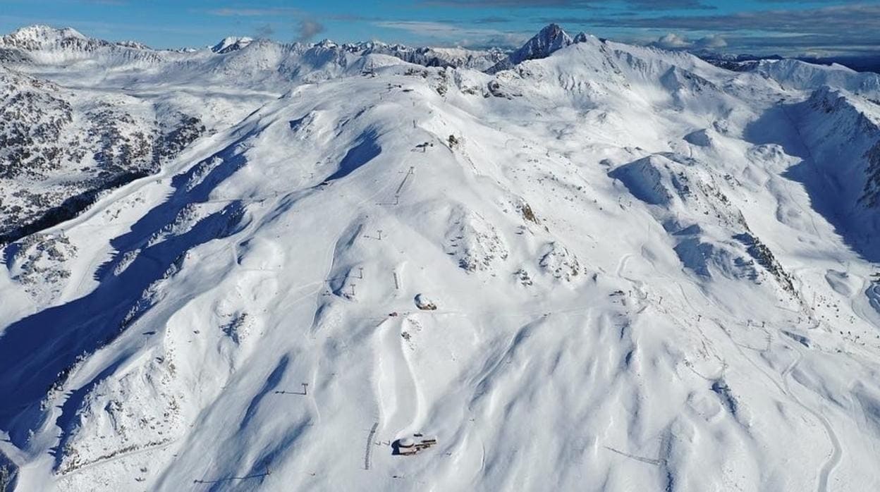 Baqueira a vista de dron, en una foto tomada esta semana, con el primer manto de nieve del año