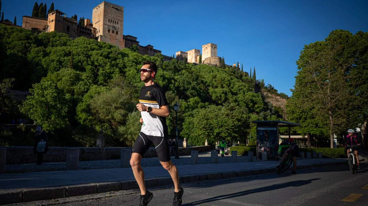 Un hombre hace deporte en el Paseo de los Tristes (o Paseo del Padre Manjón), junto a la Alhambra, en Gramada