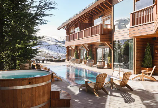 Piscina exterior y jacuzzi de El Lodge Ski & Spa