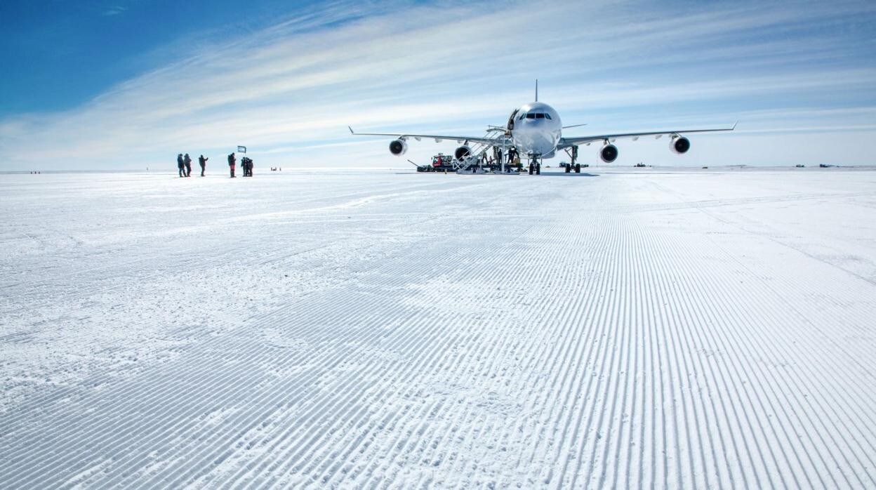 El Airbus A340 de la compañía Hy Fly, sobre el hielo de la Antártida