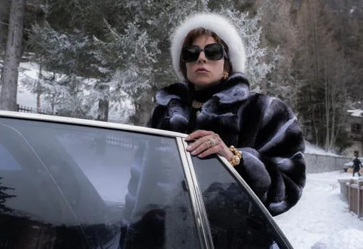 Patrizia, interpretada por Lady Gaga, llegando a St. Moritz