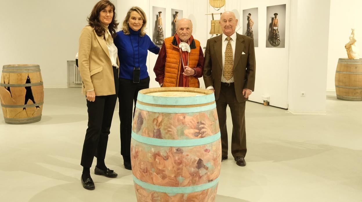 Antonio López junto a Gregorio García, presidente de Bodegas Valduero, y Yolanda y Carolina García Viaduero posan con el primer premio de pintura, 'Vendimia, jolgorio y fraternidad', de Mora Romero.