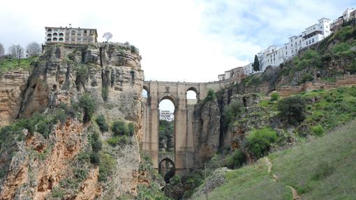 Ronda y el vértigo, visto desde la zona inferior del tajo