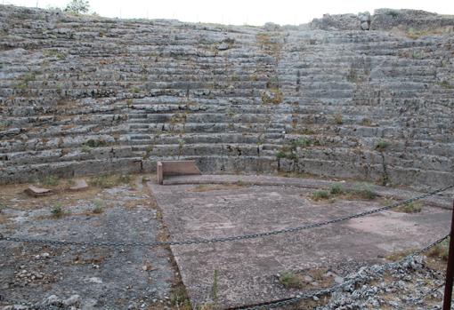 El graderío del teatro está excavado directamente sobre la roca