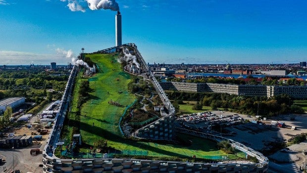 El mejor edificio del mundo es una pista de esquí sobre una planta de reciclaje