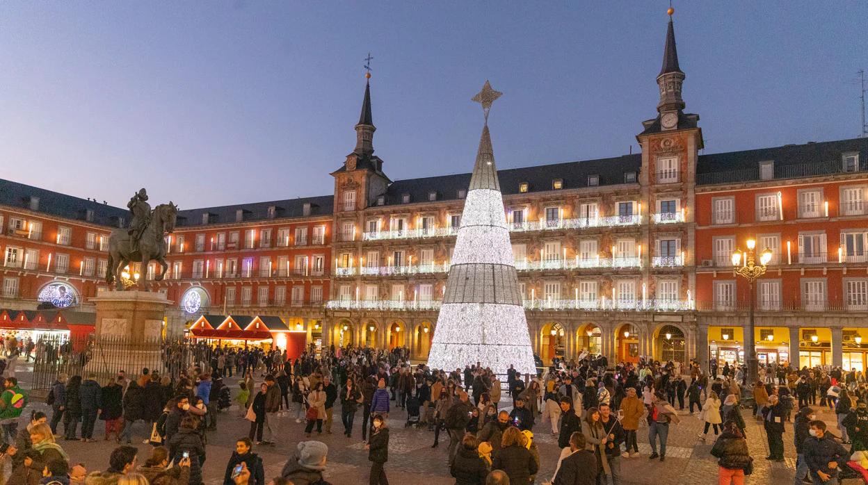 En la imagen la plaza Mayor de Madrid, iluminada por Navidad