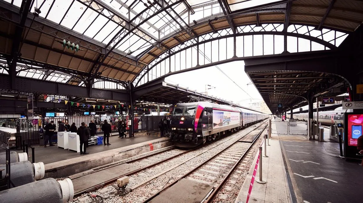 El primer tren nocturno Viena-París llegó a las 9.42 del día 14 de diciembre a la Gare de l'Est de París