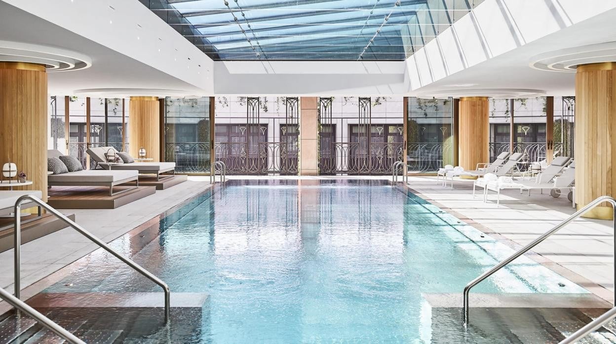 Escapadas wellness para regalar en Reyes, en la imagen piscina del Four Seasons Madrid