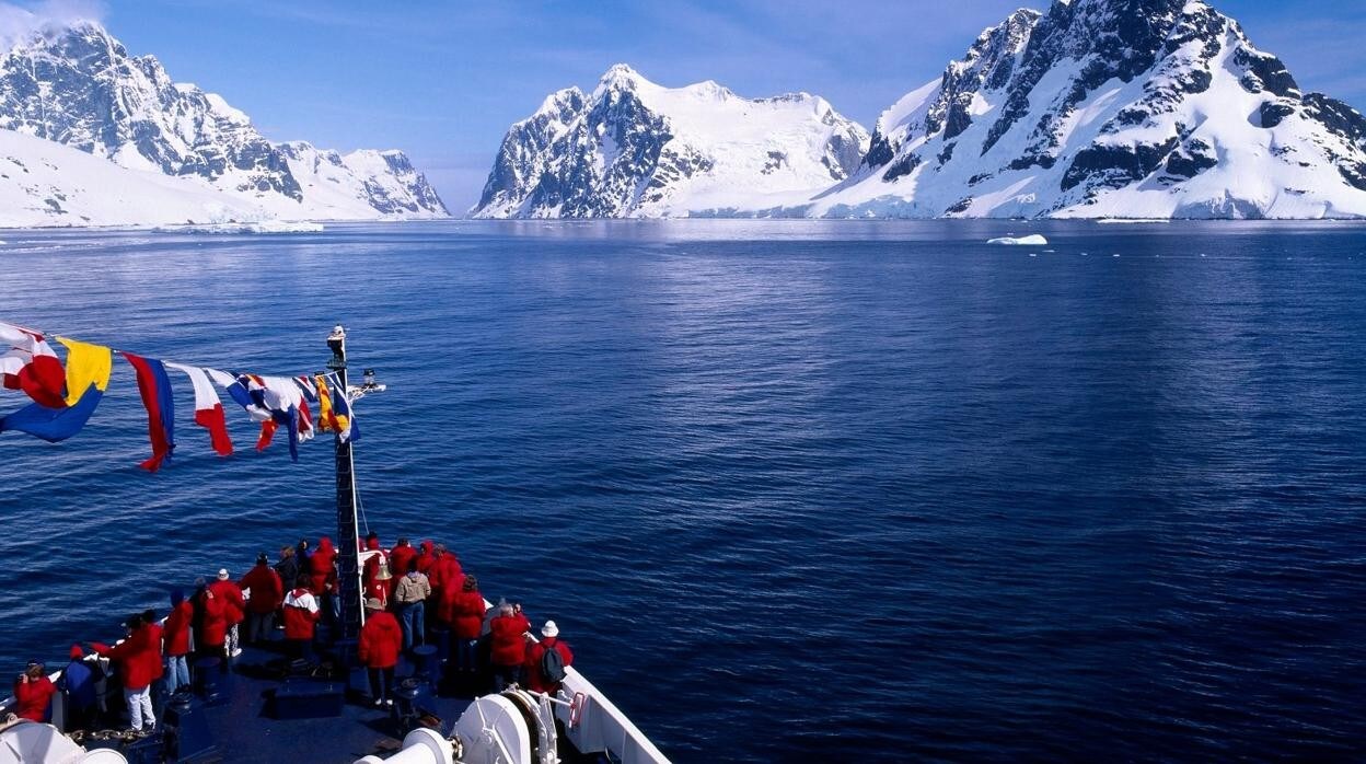 La proa del Atlas World Navigator, en la Antártida
