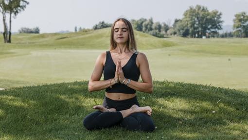 Instructora de yoga Nina Machi