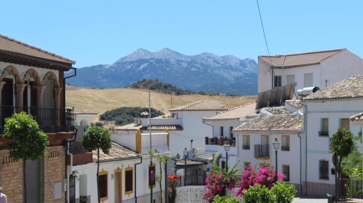 La silueta de la sierra de Grazalema desde el casco urbano de la localidad malagueña de Montecorto