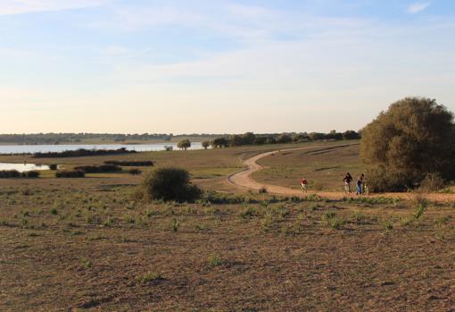 El sosegado y agradable paisaje que proporciona la reserva natural de la Dehesa