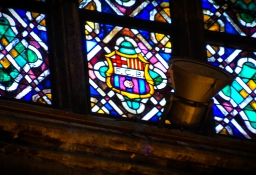 Escudo clásico del Barcelona en una de las vidrieras de la Basílica de Santa María del Mar