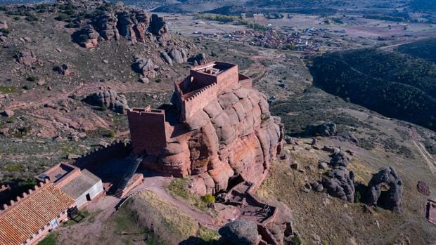 Este castillo inexpugnable y poco conocido es una mole roja en Teruel